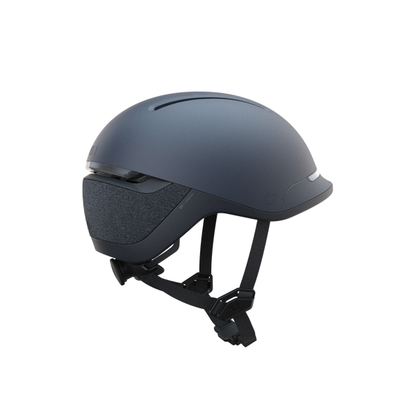 Unit 1, ein Startup-Unternehmen, hat auf Kickstarter den smarten Fahrradhelm Faro lanciert, der sowohl Schutz als auch Sichtbarkeit bietet. Der Helm verfügt über ein hochmodernes Lichtsystem, ein durchdachtes Belüftungssystem und ein Notfallsystem, das bei einem Sturz Hilfe verständigen kann. Er ist in 3 Farben und 2 Größen erhältlich und wiegt nur 480 g mit einer Akkulaufzeit von 8 Stunden und einer Ladezeit von rund 3 Stunden via Micro-USB.