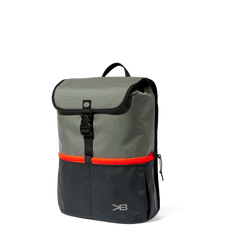 Dieser handgefertigte Schulrucksack aus der Zürcher Werkstatt von Katrin Barth eignet sich perfekt bis zur vierten Klasse und für viele Freizeitabenteuer. Mit ergonomisch geformten Trägern, wasserdichtem Cordura-Material, reflektierenden Elementen und praktischen Taschen ist er funktional, robust und schön. Maße: Höhe 37.5 cm, Breite 29 cm, Tiefe 15 cm, Gewicht ca. 730 g.
