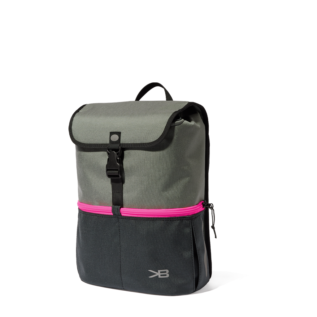 Dieser handgefertigte Schulrucksack aus der Zürcher Werkstatt von Katrin Barth eignet sich perfekt bis zur vierten Klasse und für viele Freizeitabenteuer. Mit ergonomisch geformten Trägern, wasserdichtem Cordura-Material, reflektierenden Elementen und praktischen Taschen ist er funktional, robust und schön. Maße: Höhe 37.5 cm, Breite 29 cm, Tiefe 15 cm, Gewicht ca. 730 g.