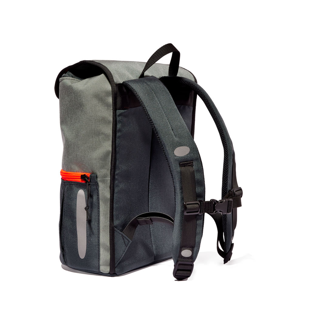 Dieser handgefertigte Schulrucksack aus der Zürcher Werkstatt von Katrin Barth eignet sich perfekt bis zur vierten Klasse und für viele Freizeitabenteuer. Mit ergonomisch geformten Trägern, wasserdichtem Cordura-Material, reflektierenden Elementen und praktischen Taschen ist er funktional, robust und schön. Maße: Höhe 37.5 cm, Breite 29 cm, Tiefe 15 cm, Gewicht ca. 730 g.