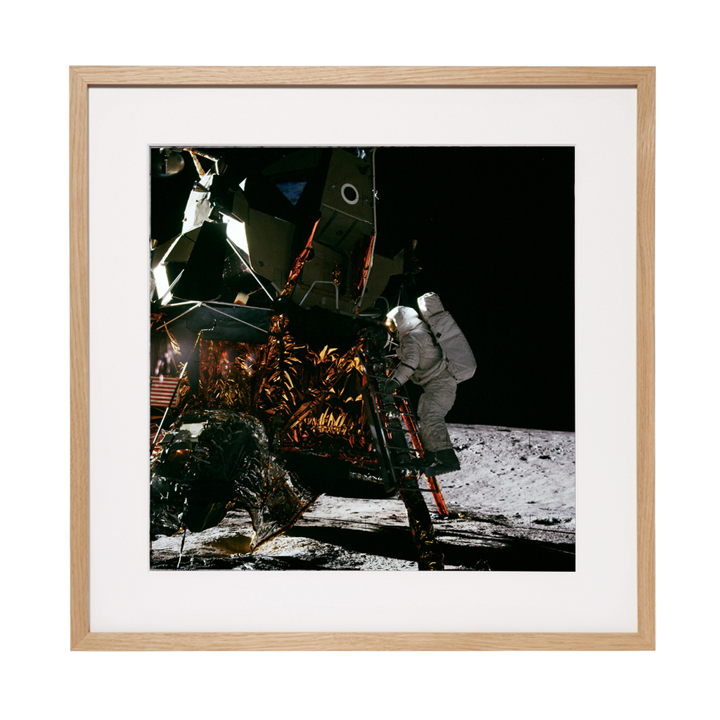 Nasa Bild: Pete Conrad verlässt die Mondlandefähre