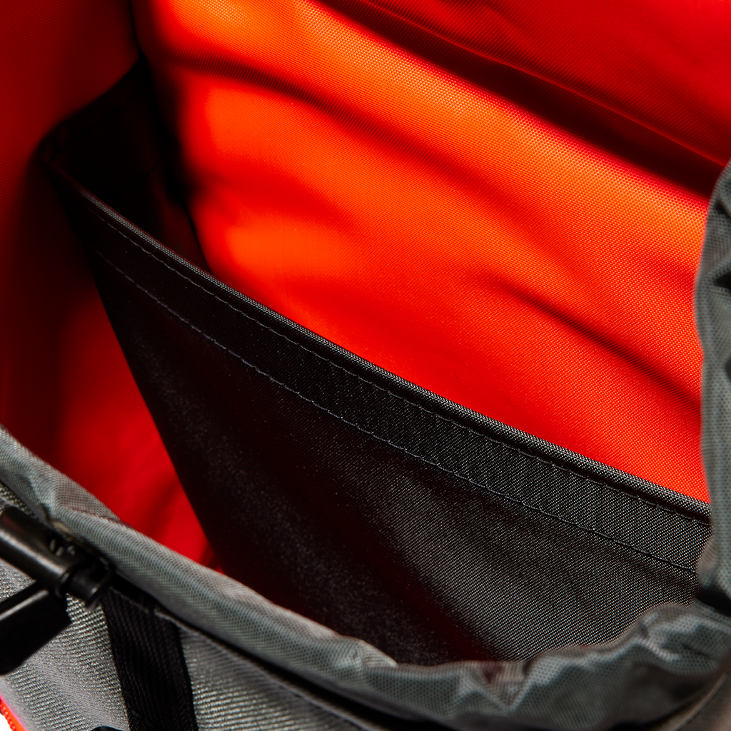 Dieser handgefertigte Schulrucksack aus der Zürcher Werkstatt von Katrin Barth eignet sich perfekt bis zur vierten Klasse und für viele Freizeitabenteuer. Mit ergonomisch geformten Trägern, wasserdichtem Cordura-Material, reflektierenden Elementen und praktischen Taschen ist er funktional, robust und schön. Maße: Höhe 37.5 cm, Breite 29 cm, Tiefe 15 cm, Gewicht ca. 730 g.