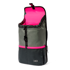 Dieser handgefertigte Schulrucksack aus der Zürcher Werkstatt von Katrin Barth eignet sich perfekt bis zur vierten Klasse und für viele Freizeitabenteuer. Mit ergonomisch geformten Trägern, wasserdichtem Cordura-Material, reflektierenden Elementen und praktischen Taschen ist er funktional, robust und schön. Maße: Höhe 37.5 cm, Breite 29 cm, Tiefe 15 cm, Gewicht ca. 730 g.