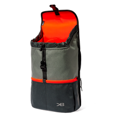 Dieser handgefertigte Schulrucksack aus der Zürcher Werkstatt von Katrin Barth eignet sich perfekt bis zur vierten Klasse und für viele Freizeitabenteuer. Mit ergonomisch geformten Trägern, wasserdichtem Cordura-Material, reflektierenden Elementen und praktischen Taschen ist er funktional, robust und schön. Maße: Höhe 37.5 cm, Breite 29 cm, Tiefe 15 cm, Gewicht ca. 730 g.